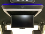 天井にリア席モニターが付いています。ナビゲーションで再生しているDVD等の映像を、後部座席の方にご覧いただくことができます。お子様にも大人気です。