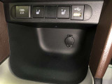 フロントコンソールボックス上部には、充電用USB端子(Type-A)、運転席・助手席シートヒータースイッチ、ディスプレイオーディオ用USB入力端子(Type-A)が設置されています。