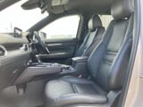 運転しやすい視界と、操作しやすい配置が魅力のドライバーシート。快適な運転をサポートします。