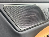 【harman kardon】ハーマンカードンのHi-Fiスペシャリストと共に、モデル別に開発・設計された専用チューニングが臨場感溢れる音響空間を実現しています。