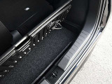 ラゲッジボードの下にも御覧のような収納スペースが有ります。