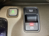 セレクトレバーの右に電子制御パーキングブレーキがあります。スイッチひとつで、停車した地点の傾斜などをシステムが検知・判断してブレーキ力を自動的に最適制御し、しっかり停車できるパーキングシステムです。