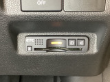 ハンドルの右下にETCがついています。高速道路の料金所の通過も楽々です!。 カードの取り出しもしやすい場所についています。