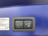 リヤゲートはパワーバックドアです!スイッチで開閉が出来て週末のお買い物にも便利です!