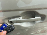 携帯キーを持っておくだけで、ドアノブについてあるボタンを押すだけでドアの施錠が可能です。雨の時や荷物が多くて両手がふさがっていても、キーをポケットやかばんに入れたままで出来ます。