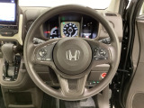 ハンドルにHondaセンシング系のクルーズコントロールやレーンキープアシストなどのスイッチと、オーディオの操作スイッチが装備されています。ハンドルから手を離さず安全に操作できます。