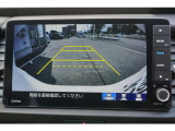 後退時のバックモニター搭載で壁までの距離を確認することができます。黄色の破線と障害物を合わせますとバックドアの開閉に干渉せず駐車することができますので安心です。