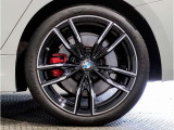 BMWの純正アロイホイールは軽量かつ強度にも優れているホイールで走行性能を引き上げる設計になっております。足元にもBMWは妥協がなくこだわっている個所になります。