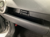 助手席前方には車検証入れなどを収納できるグローブボックスを装備。