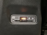 ハンドルの右下にETCがついています。高速道路の料金所の通過も楽々です!。 カードの取り出しもしやすい場所についています。