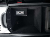 運転席前の小物入れは、色々使えて便利です。