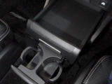 運転席からも助手席からも使いやすい位置に引き出し式ドリンクホルダーとスマホなどを置けるトレイを配置。