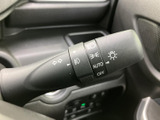 操作しやすいウインカーレバーで、安全な車線変更をサポートします。ヘッドライトの点灯・消灯もスムーズに行えます。