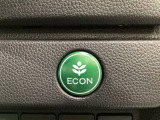 ECON モードをON にするとアクセルペダルの動きに対するエンジンの反応とエアコンの制御を切り換えることで、燃費のいい運転をするドライバーがペダルを踏んだ時と同じようにエンジンを制御します。