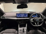 BMWの運転席はドライバーオリエンテッドという構造を採用。ドライバー目線の操作がしやすい設計になっており、ドライブ中にも目線の移動が少なく運転中にも簡単に操作ができます。