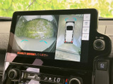 後方の視界が広がり、狭い道や駐車場でもスムーズな駐車をサポートします。ガイドライン表示で、距離感を掴みやすく、安全な運転に貢献します。