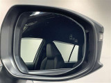 ブラインドスポットモニター(BSM)を装備しています。隣を走る車両が死角に入るとミラー内LEDインジケーターが点灯。さらに、ウィンカーを出すとインジケーターが光って点滅して注意を促してくれます。