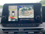 上からまる見え!アラウンドビューモニターの画像です。純正ナビに映してあります。お車を真上から見たような映像をミラーやナビ画面に映し出す事によって、車両の周囲を確認し、駐車時や発進時の運転をサポート。