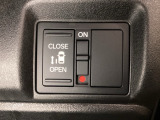 左側電動スライドドアは運転席からでも操作ができるように、ハンドル付近に開閉の操作スイッチが付いています。