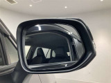 ブラインドスポットモニター(BSM)を装備しています。隣を走る車両が死角に入るとミラー内LEDインジケーターが点灯。さらに、ウィンカーを出すとインジケーターが光って点滅して注意を促してくれます。