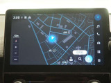 ディスプレイオーディオ(コネクティッドナビ対応)PLUS搭載。T-Connectご契約で2028年8月まで無償で利用できるナビ(期限到来後は有償)と、解約後も利用できる車載ナビが搭載されています。