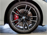 BMWの純正アロイホイールは軽量かつ強度にも優れているホイールで走行性能を引き上げる設計になっております。足元にもBMWは妥協がなくこだわっている個所になります。
