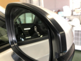 【ブラインドスポットインフォメーション】走行中に、斜め後ろの車を検知すると、ドアミラーのマーク点灯にてお知らせします。