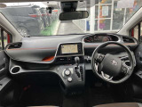 【運転席・インパネまわり】ハンドル・シート・フロアーなど隅々までプロによるクリーニング済み☆彡キレイな車内でドライブが一層快適にお楽しみいただけます!!
