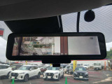 インテリジェントルームミラー カメラからの映像をミラーで見たように表示します。角度や光度等の調整も可能。後席の人と目を合わせず後方確認出来ます。