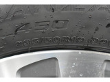 タイヤサイズは235/50R19です