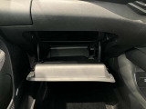 車検証入れになどにも使える便利な収納BOXあります。