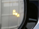 ブラインドスポットモニター装備。隣車線を走る車両を検知。ドアミラーでは確認しにくい後方、側方エリアに存在する車両や急接近してくる車両も検知しドアミラーに搭載されたLEDインジケーターが点灯します。