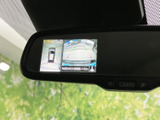 後方確認がスムーズに行えるバックモニターを搭載。狭い道や駐車時も安心です。運転に自信がない方にもおすすめの装備です。