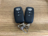 【スマートキー】 スマートキーを携帯していれば、ドアハンドルのボタンを押してロックの解除ができ、パワースライドドア(左側)もワンタッチで開閉できます。