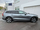 道路状況や天候を問わない適応能力を備えたV60 CrossCountryは、あらゆる面においてその名にふさわしいボルボです。4輪で駆動力を伝達するAWDと210mmにリフトアップされた地上高を組み合わせたシャシーが特徴です。