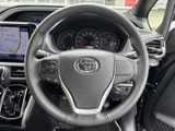 握りやすい形状と操作性の良いステアリング。快適なドライビングポジションをサポートし、運転の楽しさを高めます。