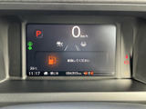 運転に必要な情報を分かりやすく表示するメーターパネル。視認性に優れ、運転中の安全確認をサポートします。運転状況を一目で把握できます。
