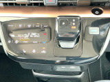 オートエアコンです!ボタンでの簡単な操作で室内を快適な温度にしてくれますので、夏場や冬場でも快適なドライブができます!