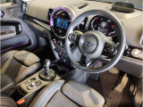 MINIの内装はとにかく『円』に拘ったデザインコンセプトが一目で伝わってきます。これほど円形に拘った車は他に御座いません。伝統のデザイン、トグルスイッチなど遊び心のある内装で御座います。