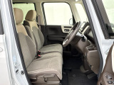 ■ゆとりのある室内空間です♪運転席は高さ調整することができるハイトアジャスターが装備されています!