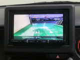 車両後方の映像を映すバックモニター。進路を確認しながら安全に車庫入れできます。
