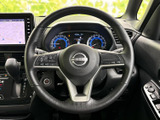 握りやすい形状で、長時間の運転でも疲れにくいステアリング。操作性にも優れており、快適なドライビングをサポートします。