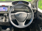 インテリアに合わせたデザインのステアリングは、運転される方のことも考え、運転しやすい形状、大きさです。是非一度、実際に触ってお確かめください。
