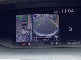 【アラウンドビューモニター】フロント、リア、左右ドアミラー下の4つのカメラの映像を合成し上空から見下ろしたように表示します。狭い駐車場や、狭い道でのすれ違いの時も安心です!