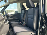 運転席からの視界は良好です。運転に必要な情報がひと目でわかり、安全運転をサポートします。快適なドライビングをお楽しみください。