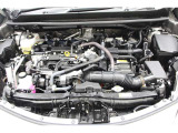 エンジンルームの樹脂部分は丁寧に磨いてツヤをだしています。当社の中古車のエンジンルームクリーニングはとても自信があります★
