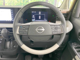 インテリアに合わせたデザインのステアリングは、運転される方のことも考え、運転しやすい形状、大きさです。是非一度、実際に触ってお確かめください。