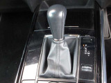 マニュアル車のようなダイレクトな走りを実現する独自の6速AT。操作性に優れたフルオートエアコンに加え、シートヒーターやステアリングヒーターなどの快適装備を機能的に美しく配置しています。