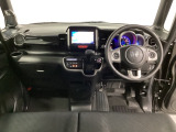 車内は光触媒抗菌消臭施工済です。インパネ周りはスタイリッシュなデザインです。グローブボックスやカップホルダーのほかにトレーなどたくさんの収納スペースが付いています。