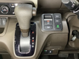 CVT車のセレクトレバーです。低速から高速まで、変速ショックのないスムーズな走りと、エンジン効率のよい領域を維持して燃費にも貢献します。サイドブレーキはスイッチ操作の電子制御パーキングブレーキです。